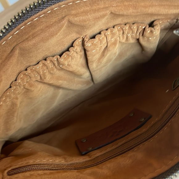 🌹New PATRICIA NASH Embossed Wristlet! - Picture 6 of 7